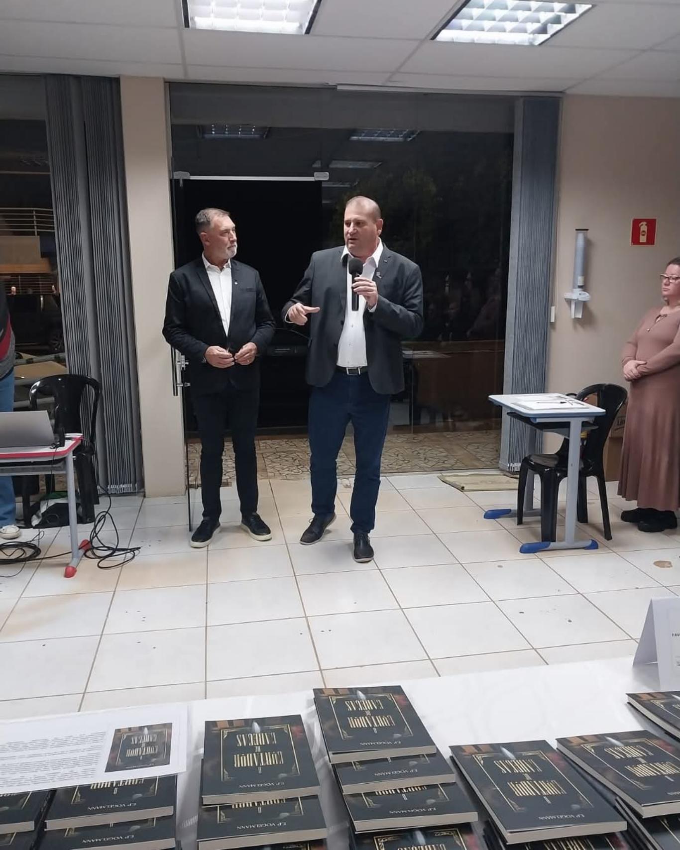 ACONTECEU NA BIBLIOTECA MUNICIPAL RECEPÇÃO PARA O ESCRITOR ERVINO VOGELMANN