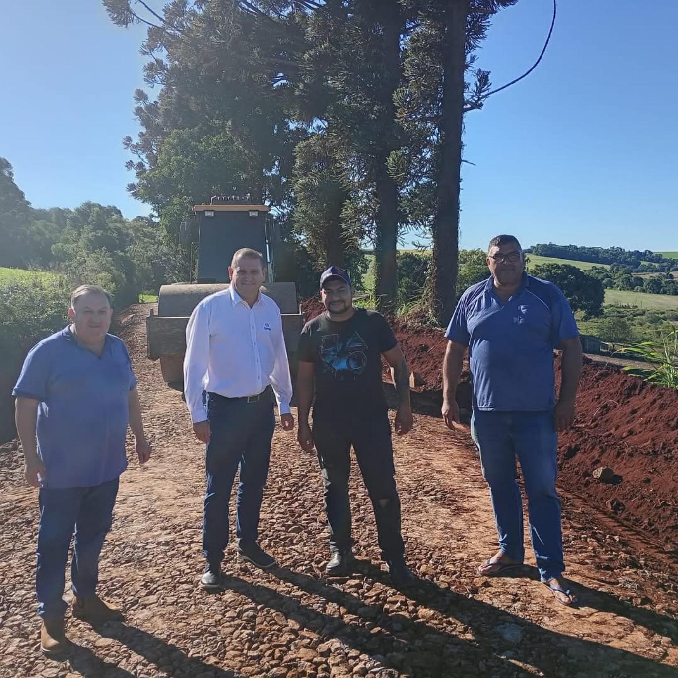 SECRETARIA DE OBRAS CONTINUA REALIZANDO REPAROS NAS ESTRADAS MUNICIPAIS